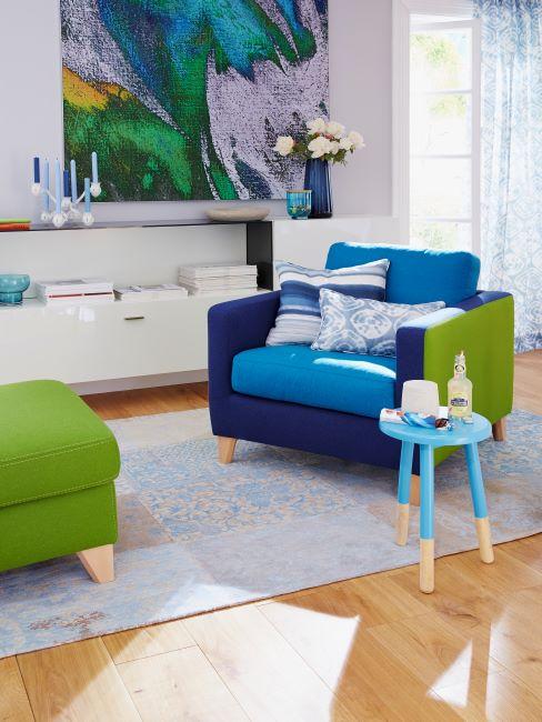 intérieur coloré avec fauteuil bleu
