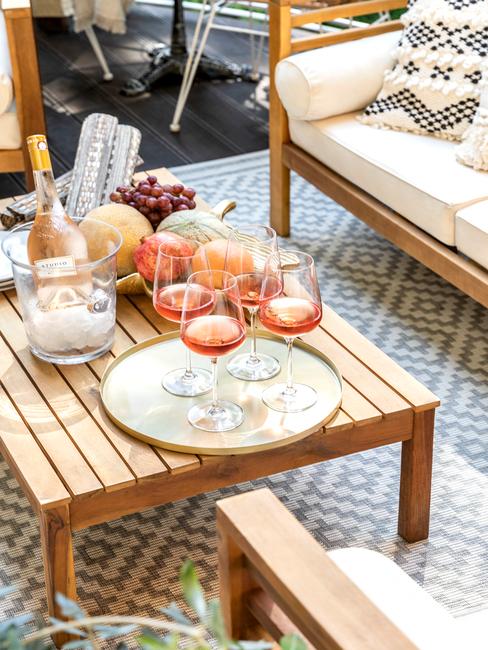 Verres de vin sur table en bois