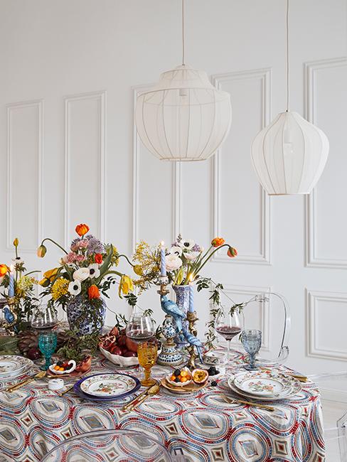 salle à manger avec mur blanc et moulure, table dressée avec vaisselle vintage et fleurs