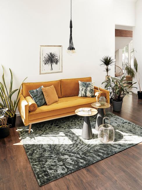 salon tropical avec canapé jaune et tapis gris