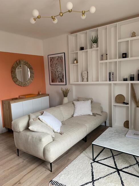 Hometour @Coralineball Salon avec canapé beige et mur terracotta