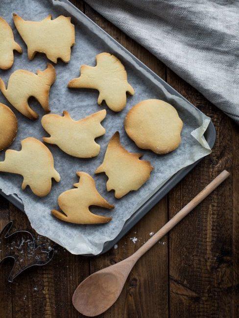 Biscuits sortis du four sur une plaque de cuisson