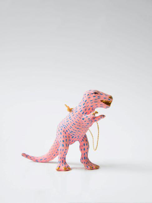 pinata en forme de dinosaure rose a pois bleus