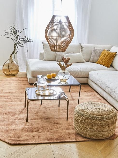 Salon naturel avec canapé beige, suspension en bambou et pouf