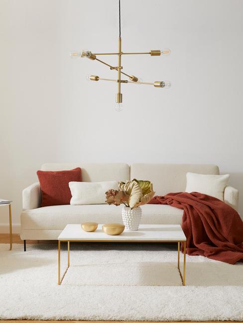 Salon moderne et chic, canapé blanc en peluche