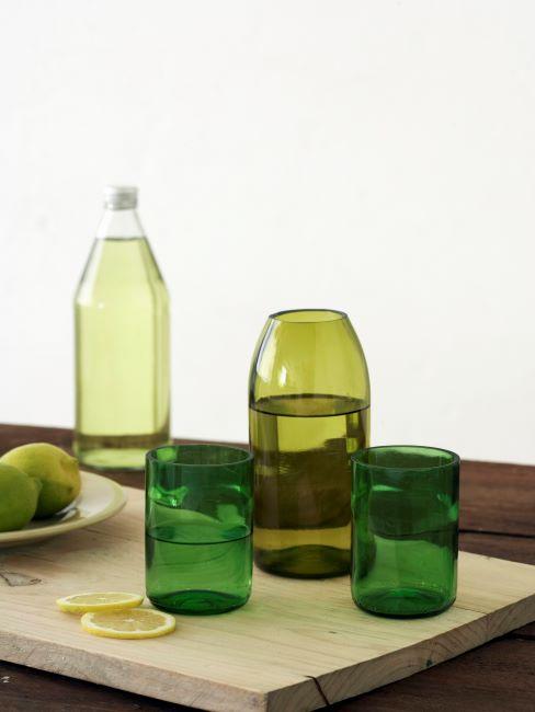 deux verres a eau et carafe en verre teinte vert