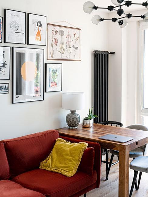 appartement 1 pièce avec canapé terracotta et table à manger en bois