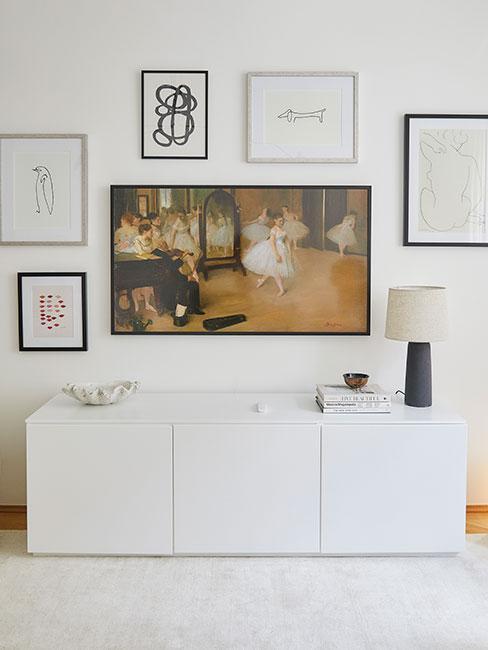 mur de cadres avec télévision