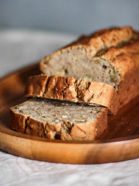pain aux graines decoupe et pose sur une planche en bois