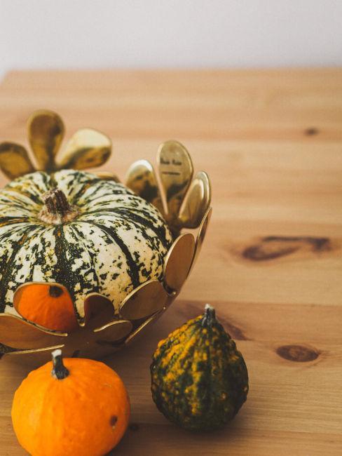 coupe de citrouilles sur une table en bois