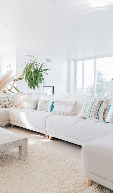 Salon minimaliste beige et boho de Babychoufamily