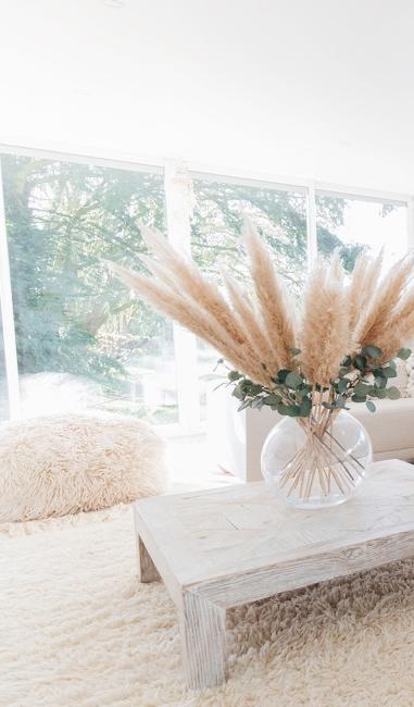 Salon minimaliste beige et boho de Babychoufamily