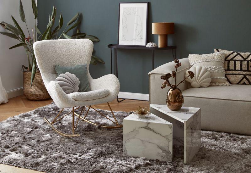 fauteuil à bascule blanch bouclé avec coussins et canapé Lennon