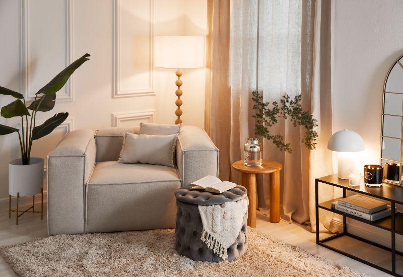 salon cozy avec fauteuil, tapis, plaid et lampe sur pied