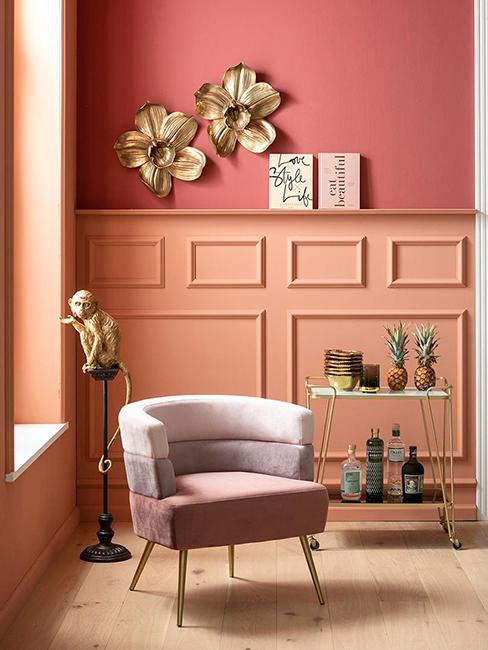 fauteuil rose avec mur rose corail