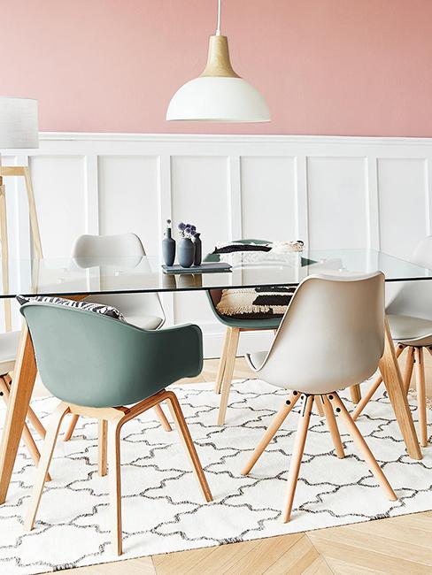 salle à manger girly avec mur rose et chaise vert de gris