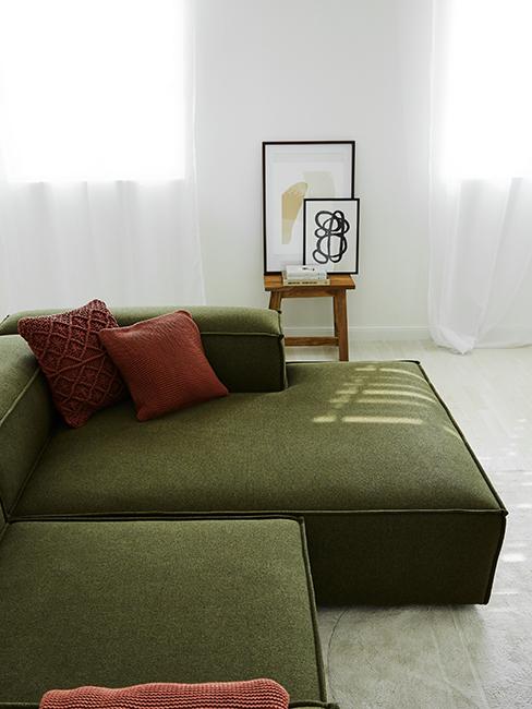 salon moderne avec canapé vert et cadres
