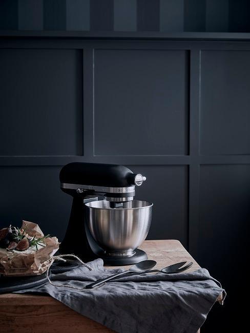 cuisine noire avec mur noir et appareil ménager