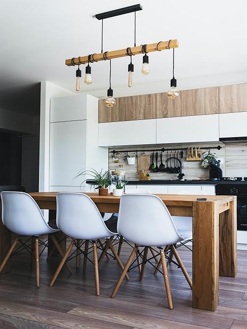 Cuisine moderne avec grande table en bois, et chaises blanches