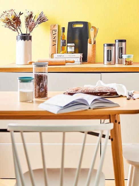 cuisine avec table en bois et mur jaune