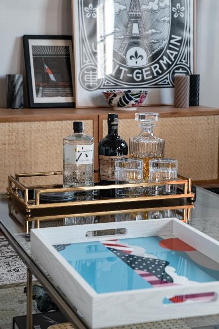 Bouteilles et verres à whisky