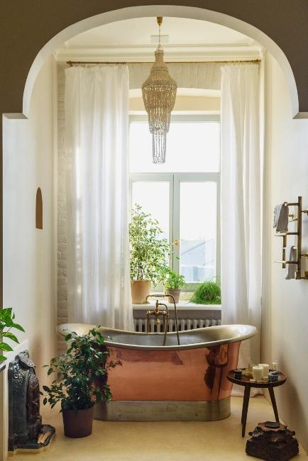 Salle de bain rétro avec baignoire en cuivre