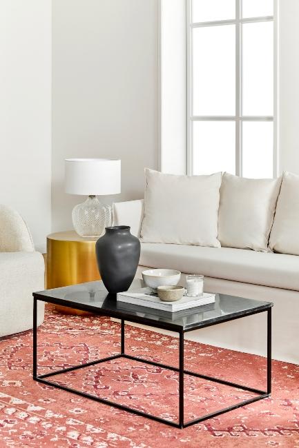 table basse rectangulaire noir sur tapis vintage