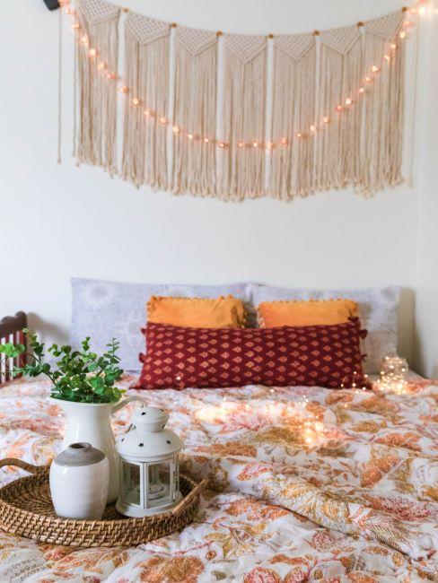 chambre à coucher boho, décoration bohème, macramé comme déco murale, guirlande lumineuse