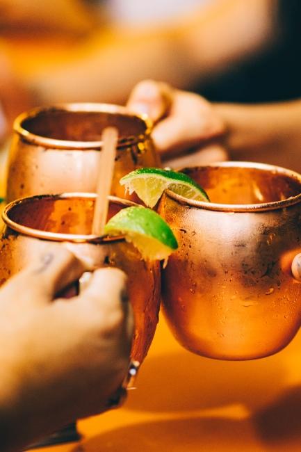 Jeu de cocktails pour nouvel an entre amis