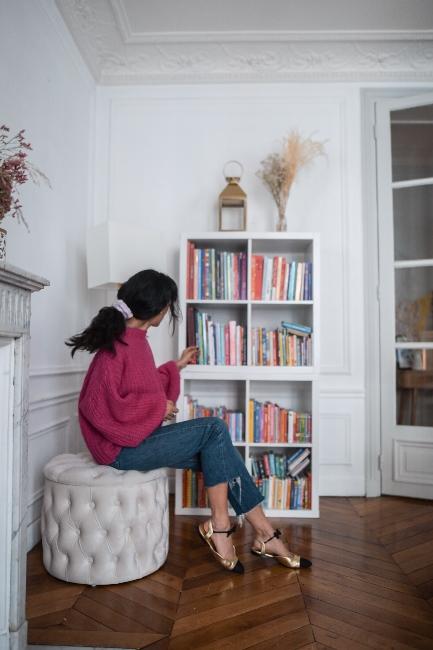 coin lecture avec pouf en velour et bibliothèque blanche dans appartement trendy de dressingleeloo