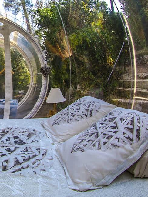 lit dans la bulle transparente