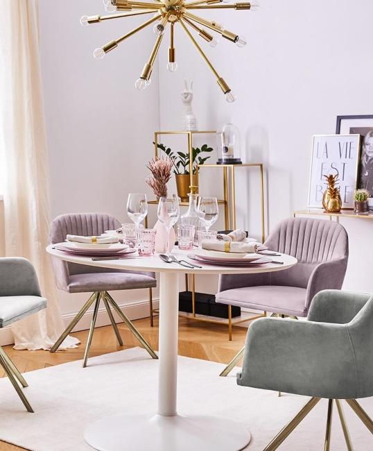 Salle à manger avec table blanche et chaises lilas