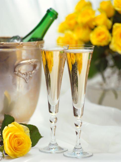 coupes de champagne, fleurs jaunes, col d une bouteille de champagne