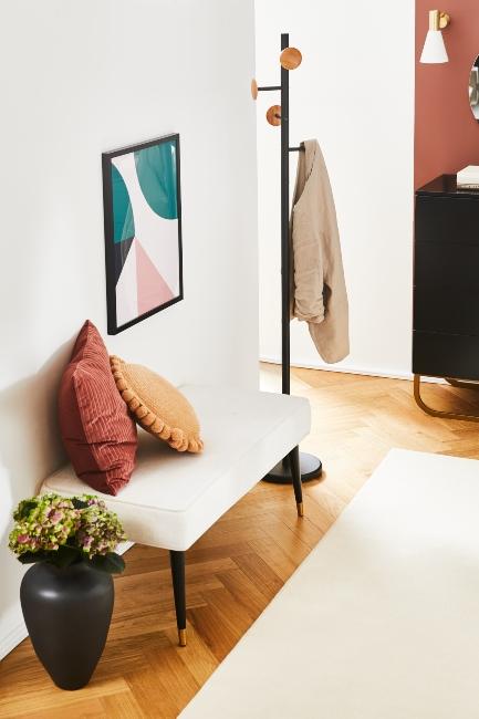 entrée avec banquette blanche et coussins colorés