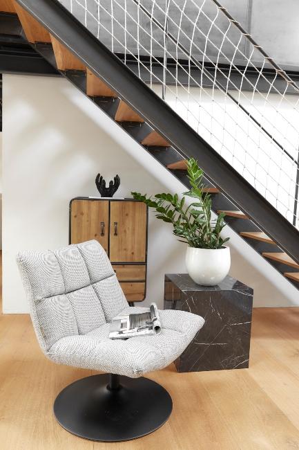 entrée avec fauteuil moderne sous escalier