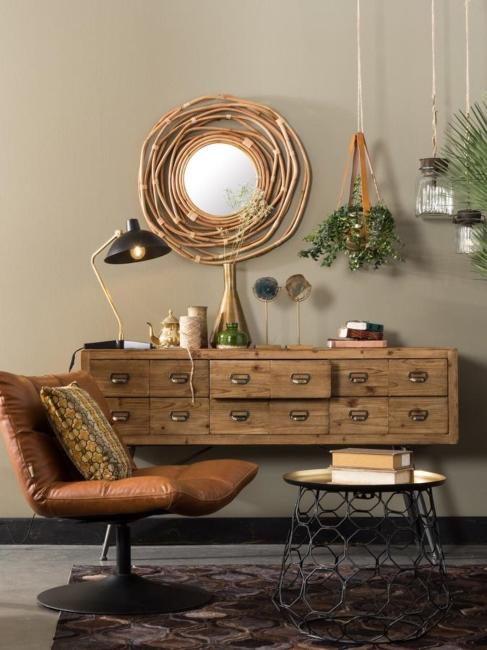 commode industrielle en bois avec objets décoratifs