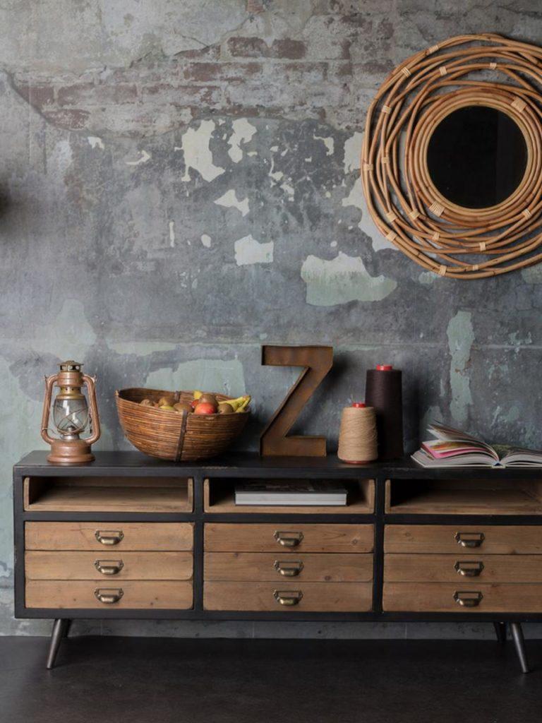 commode industrielle en bois et métal avec objets décoratifs