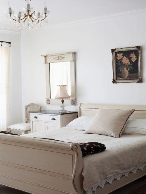 chambre beige avec lit et literie de style cottage