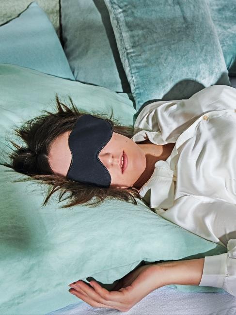 Personne endormie avec masque de sommeil