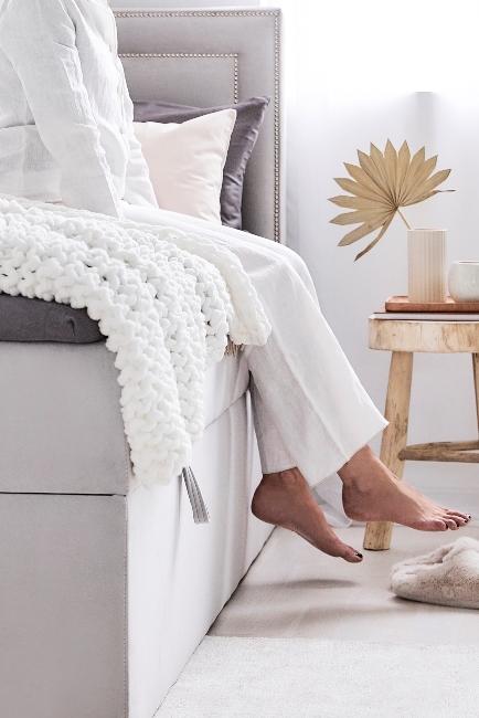 Personne assise sur un lit