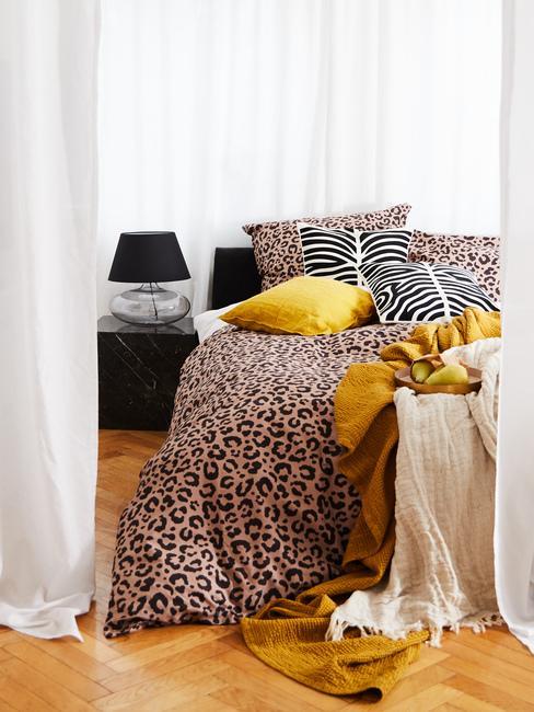 chambre style vintage avec drap motifs animalier