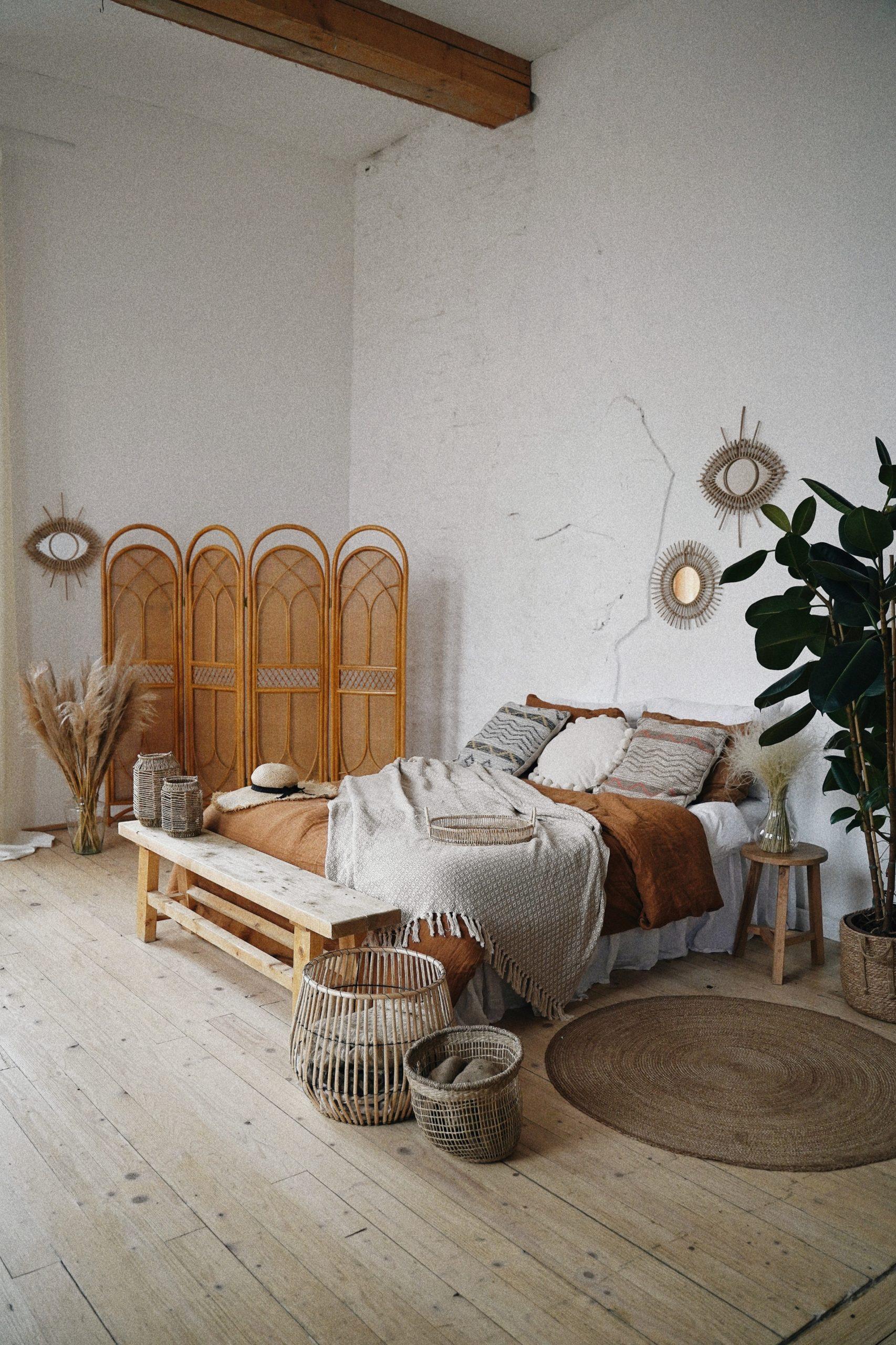 chambre boho avec paravent, drap brun et motifs ethnique