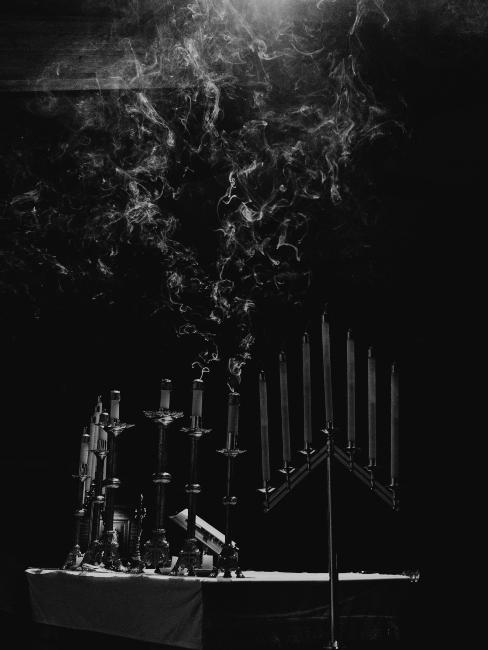 Photo en noir et blanc avec 8 bougies de Hanukkah