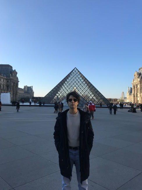 Paris instagrammable, voyages, selfie, Louvre, pyramide