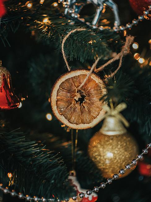 décoration de sapin de Noël avec une orange séchée
