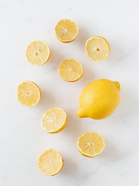 rondelles de citron et citron jaune entier