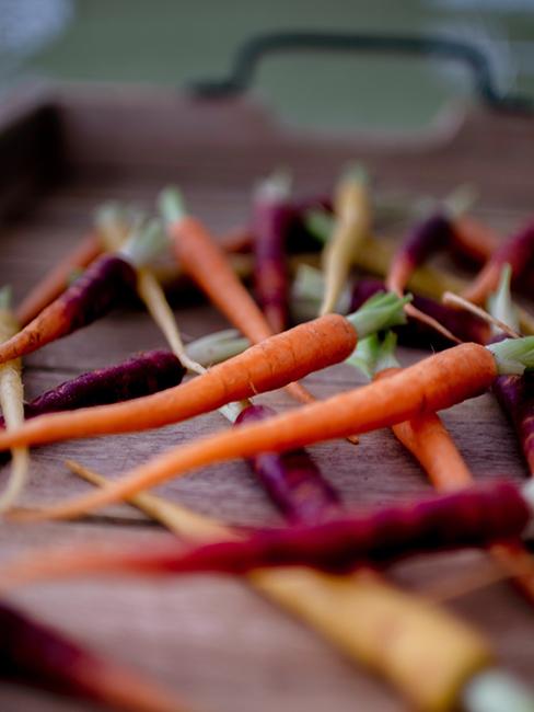 Carottes fines oranges et violettes