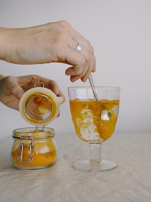 Curcuma dilué dans un verre d'eau