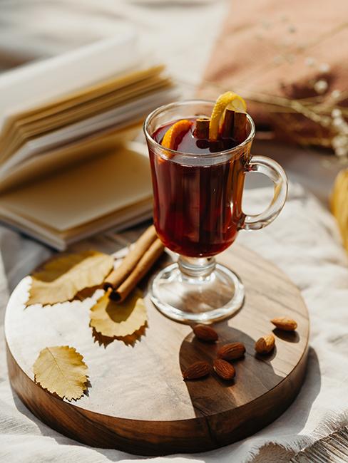 infusion à la canelle dans tasse en verre