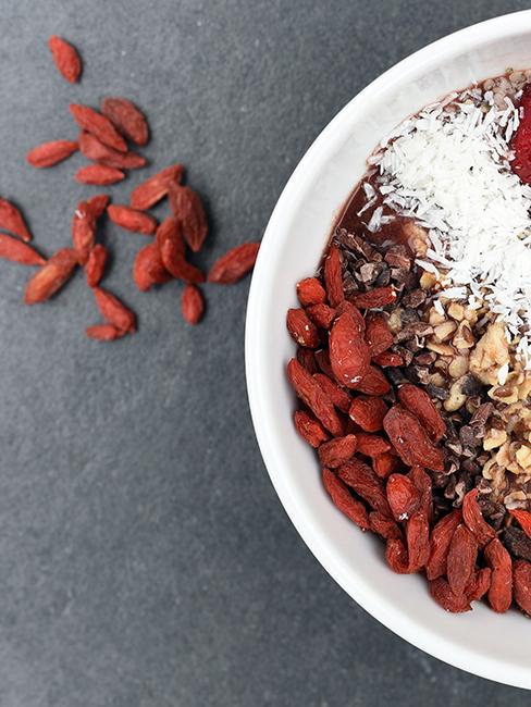 Baies de goji dans bouddha bowl sucré
